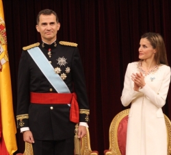 Don Felipe recibe el aplauso de Doña Letizia tras su discurso